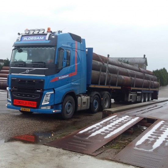 Steenwagen en uitschuiftrailer